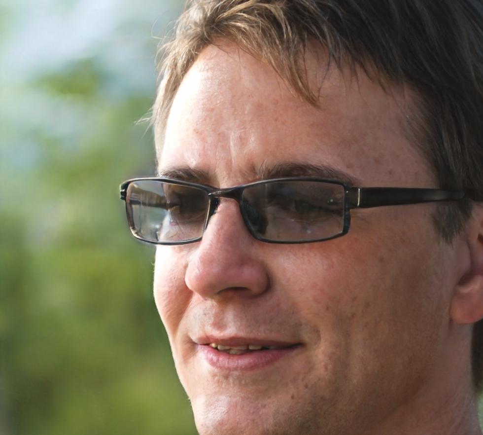 Instructor Nikolai Varga explaining market analysis techniques